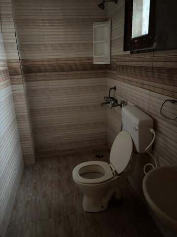 Bathroom in 3 BHK Apartment at RWA Apartments, Sector 31 – for Rent