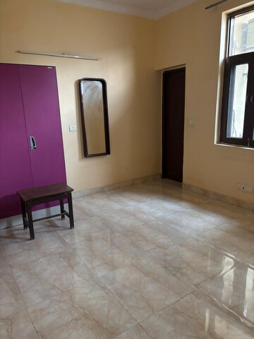 Room in 3 BHK Apartment at RWA Apartments, Sector 31 – for Rent