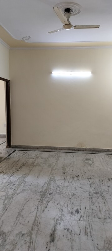 Room in 3 BHK Independent House at RWA Apartments Sector 50, Sector 50 – for Rent