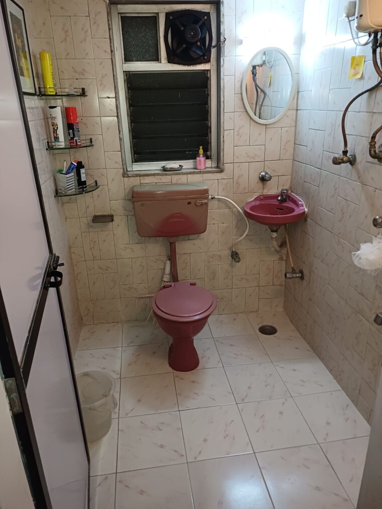 Bathroom, reputed-hrishikesh-apartment 2 Bedroom 750 Sq.Ft. Apartment In Prabhadevi Mumbai 9279027