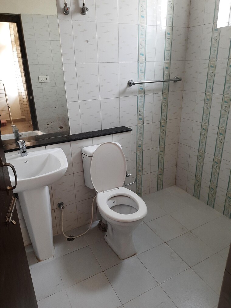 Bathroom, vip road 3 Bedroom 1600 Sq.Ft. Apartment In Vip Road Zirakpur 9279134