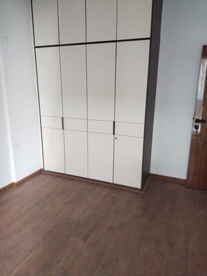 Room in 3 BHK Builder Floor at DLF City Phase IV, Dlf Phase iv – for Rent