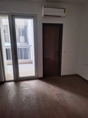 Room in 3 BHK Builder Floor at DLF City Phase IV, Dlf Phase iv – for Rent