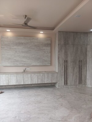 Room in 3 BHK Apartment at DLF Regency Park II, Sector 27 – for Rent