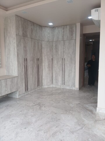 Room in 3 BHK Apartment at DLF Regency Park II, Sector 27 – for Rent