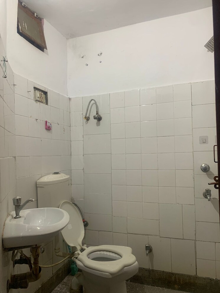 Bathroom, katwaria sarai 1 Bedroom 550 Sq.Ft. Apartment In Katwaria Sarai Delhi 9279324
