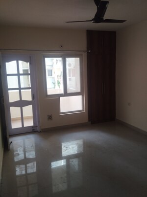 Room in 3.5 BHK Apartment at Shipra Apartment, Gomti Nagar – for Rent