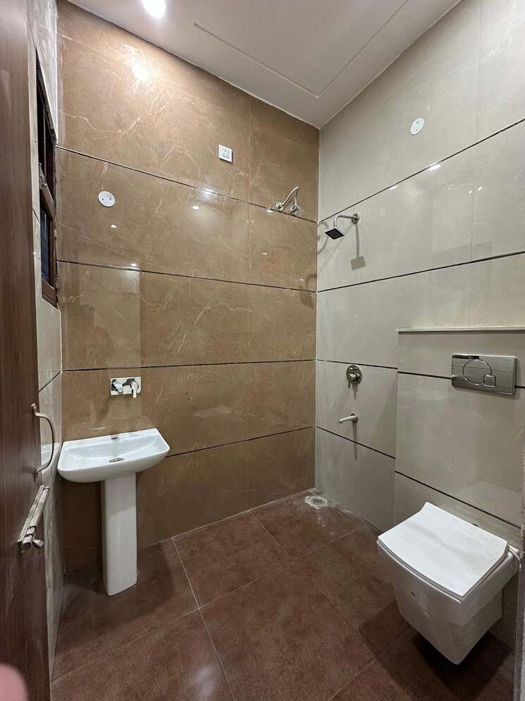 Bathroom, sunny enclave 2 Bedroom 138 Sq.Yd. Apartment In Sunny Enclave Mohali 9279391