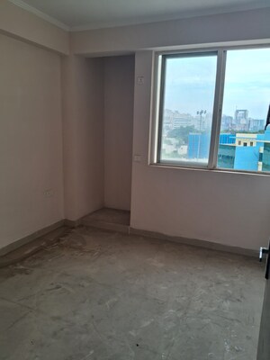 Room in 3 BHK Apartment at Amrapali Golf Homes, Sector 4 Greater Noida – for Rent