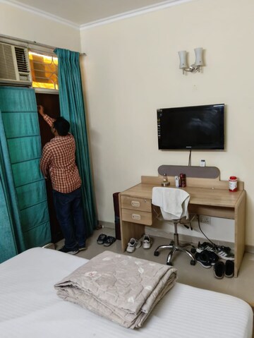 Room in 3 BHK Builder Floor at Eldeco Mansionz, Sector 48 – for Rent