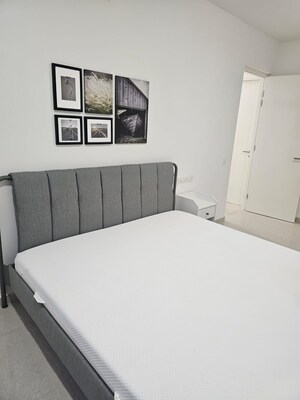 Room in 2 BHK Apartment at Hiranandani Fortune City, New Panvel – for Rent