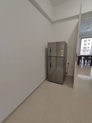 Room in 2 BHK Apartment at Hiranandani Fortune City, New Panvel – for Rent