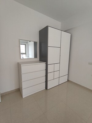 Room in 2 BHK Apartment at Hiranandani Fortune City, New Panvel – for Rent