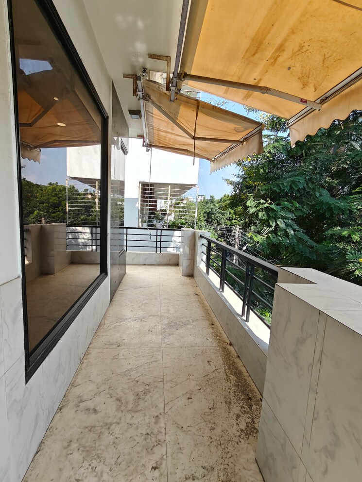 Balcony, apex-apartments 3 Bedroom 300 Sq.Yd. Builder Floor In Sector 45 Gurgaon 9279846