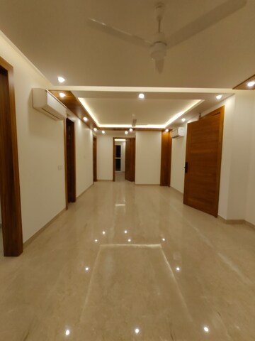 Building Lobby in 4 BHK Builder Floor at Queens Plaza, Sector 43 – for Rent