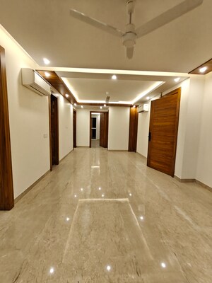 Building Lobby in 4 BHK Builder Floor at Queens Plaza, Sector 43 – for Rent