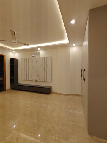 Room in 4 BHK Builder Floor at Queens Plaza, Sector 43 – for Rent