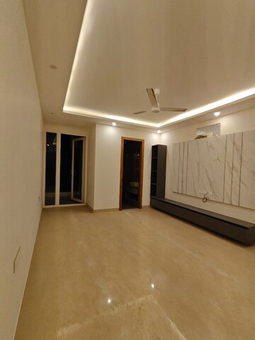 Room in 4 BHK Builder Floor at Queens Plaza, Sector 43 – for Rent