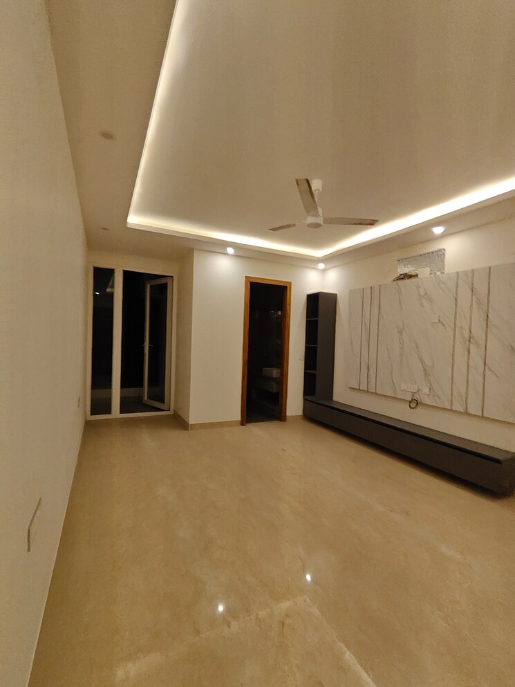 Room, queens-plaza 4 Bedroom 300 Sq.Yd. Builder Floor In Sector 43 Gurgaon 9279896