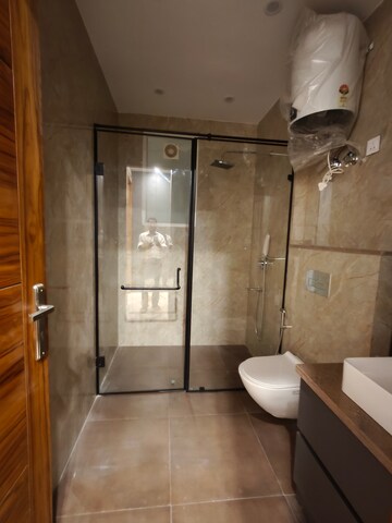 Bathroom in 4 BHK Builder Floor at Queens Plaza, Sector 43 – for Rent