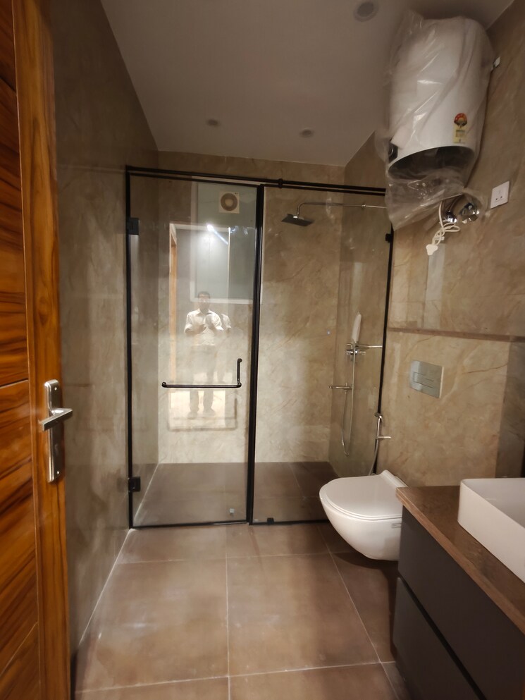 Bathroom, queens-plaza 4 Bedroom 300 Sq.Yd. Builder Floor In Sector 43 Gurgaon 9279896