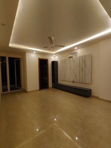Room in 4 BHK Builder Floor at Queens Plaza, Sector 43 – for Rent