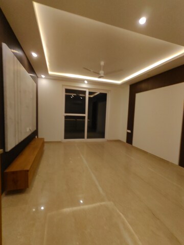 Room in 4 BHK Builder Floor at Queens Plaza, Sector 43 – for Rent