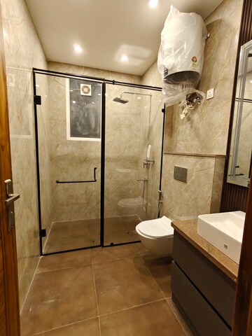 Attached Bathroom in 4 BHK Builder Floor at Queens Plaza, Sector 43 – for Rent
