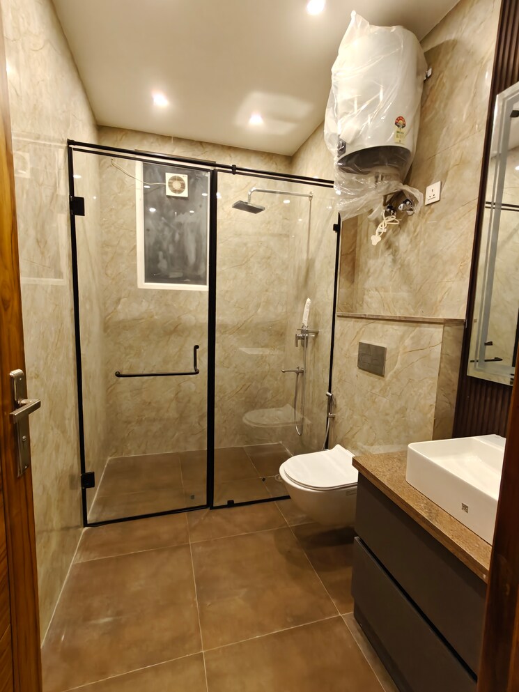 Attached Bathroom, queens-plaza 4 Bedroom 300 Sq.Yd. Builder Floor In Sector 43 Gurgaon 9279896