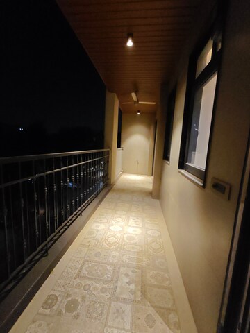 Building Lobby in 4 BHK Builder Floor at DLF City Gurgaon, Sector 27 – for Rent