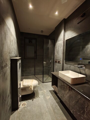 Bathroom in 4 BHK Builder Floor at DLF City Gurgaon, Sector 27 – for Rent