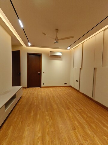 Room in 4 BHK Builder Floor at Ansal Sushant Apartments, Sushant Lok I – for Rent