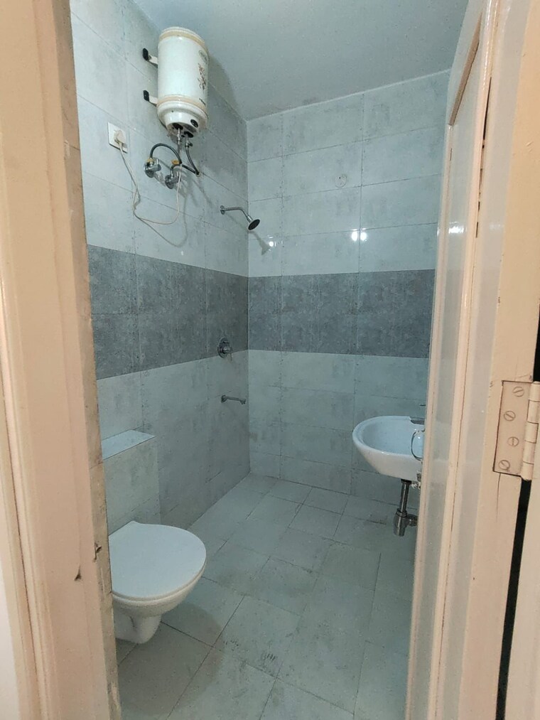 Bathroom, dhakoli 3 Bedroom 125 Sq.Yd. Builder Floor In Dhakoli Zirakpur 9280011