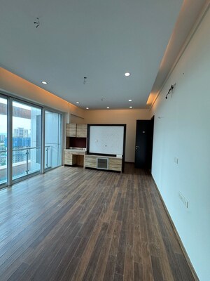 Room in 4 BHK Apartment at Sumer Trinity Towers, Prabhadevi – for Rent