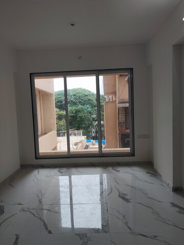 Room in 1.5 BHK Apartment at Thane West – for Sale