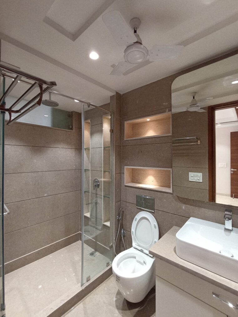 Attached Bathroom, greater kailash ii 3 Bedroom 250 Sq.Yd. Builder Floor In Greater Kailash ii Delhi 9280338