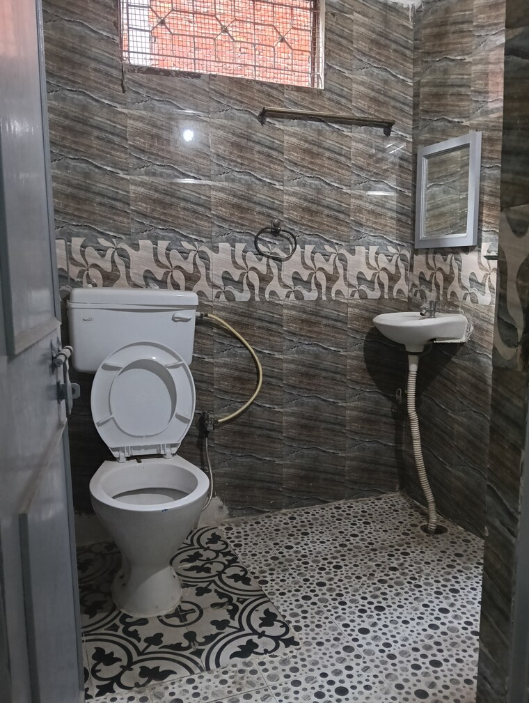 Bathroom, govindpuri 1 Bedroom 50 Sq.Yd. Builder Floor In Govindpuri Delhi 9280336