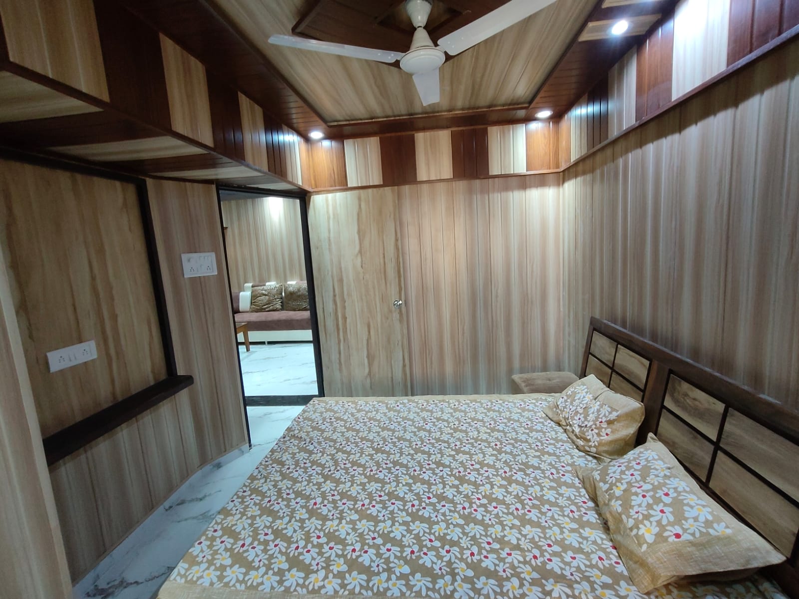 2 BHK Apartment For Rent in Royal Palms