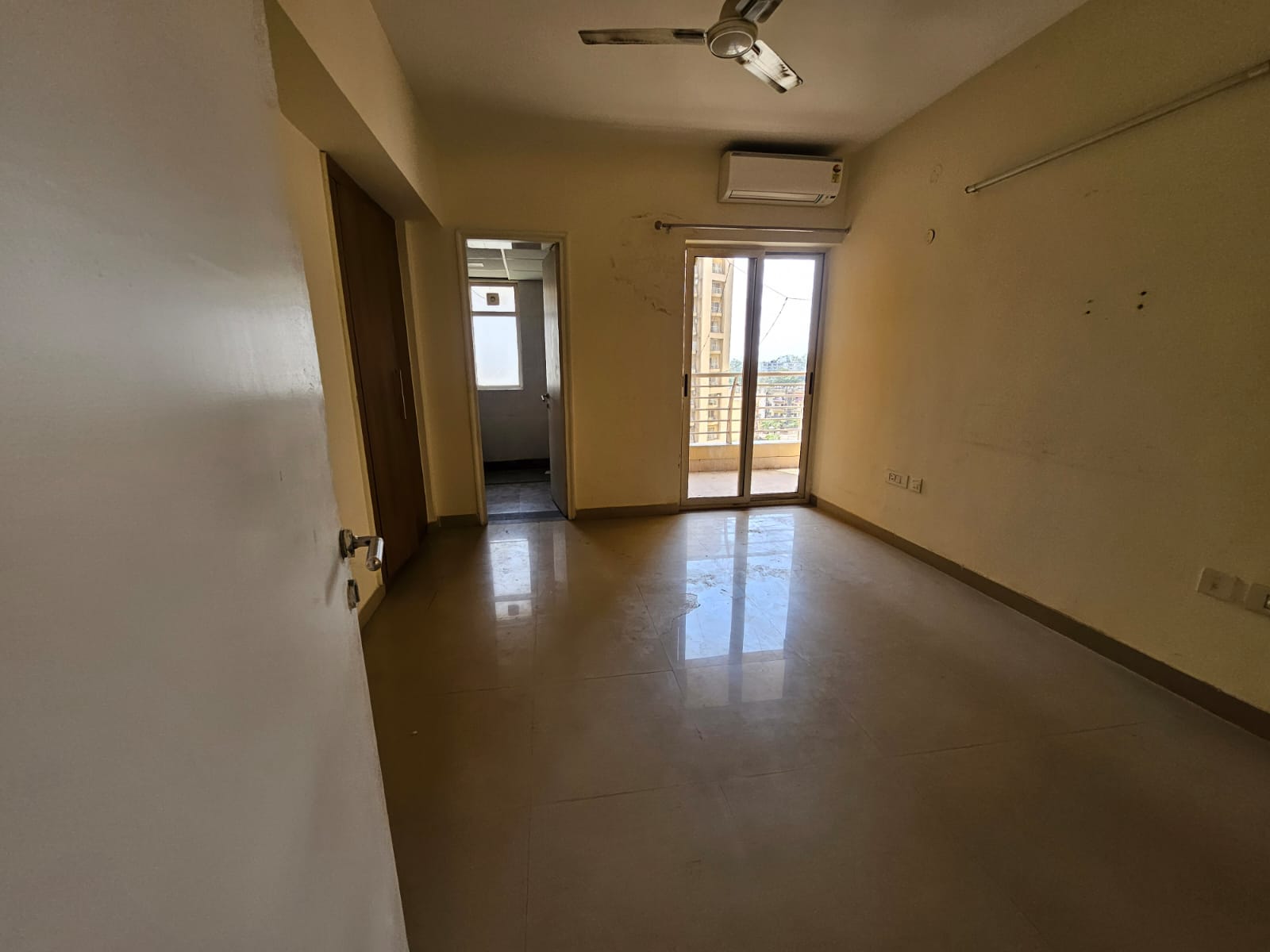 3 BHK + Servant Room Apartment For Rent in Sector 20