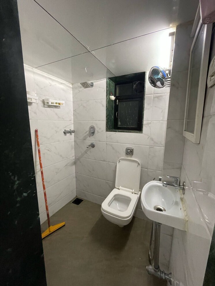 Bathroom, colaba Pg For Boys & Girls In Colaba 9280522