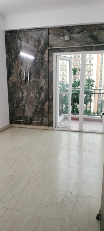 Room in 2.5 BHK Apartment at Panchsheel Pratistha, Sector 75 – for Rent