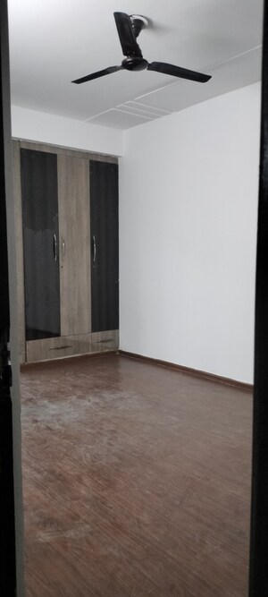 Room in 2.5 BHK Apartment at Panchsheel Pratistha, Sector 75 – for Rent