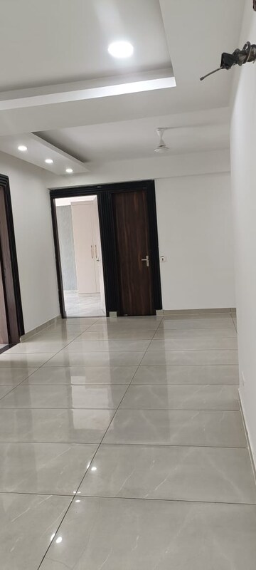 Room in 3 BHK Builder Floor at Ansal Plaza Sector-23, Sector 23 – for Rent