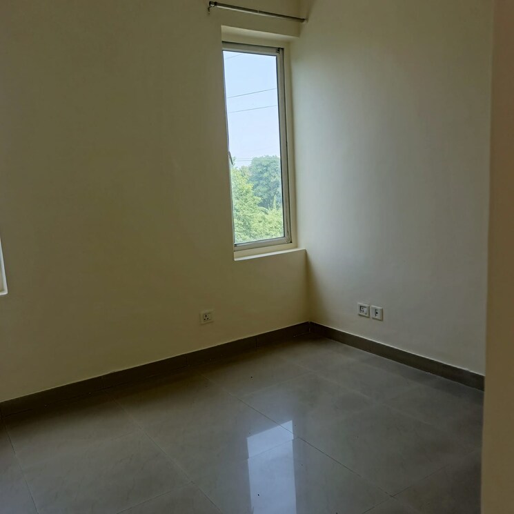 Room, sector 81 3 Bedroom 300 Sq.Yd. Apartment In Sector 81 Faridabad 9281257