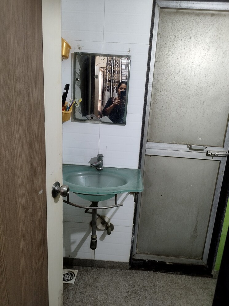 Bathroom, newtech-shastri-nagar 1 Bedroom 850 Sq.Ft. Apartment In Goregaon West Mumbai 9281234
