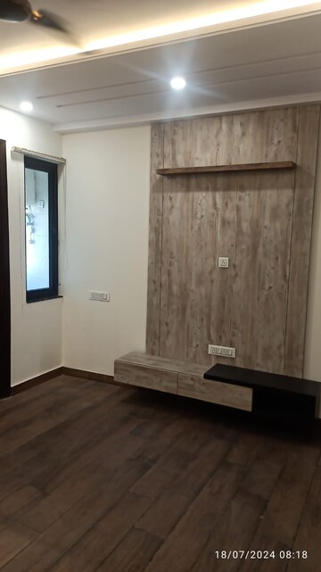 Room in 3 BHK Builder Floor at Paschim Vihar – for Rent