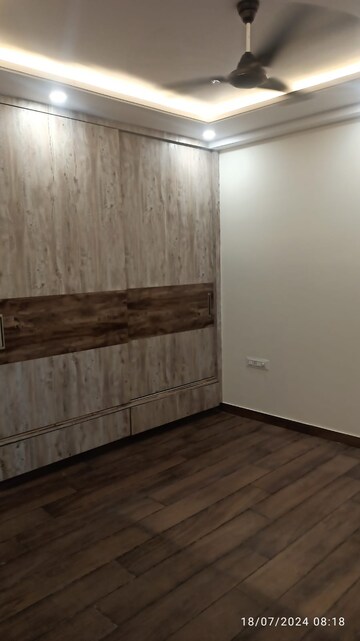 Room in 3 BHK Builder Floor at Paschim Vihar – for Rent