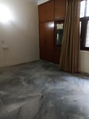 Room in 3.5 BHK Independent House at RWA Apartments, Sector 31 – for Rent