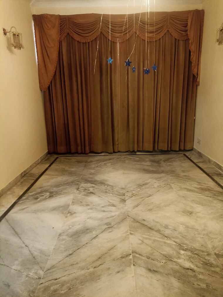 Room, rwa-apartments 3.5 Bedroom 2200 Sq.Ft. Independent House In Sector 31 Noida 9281356