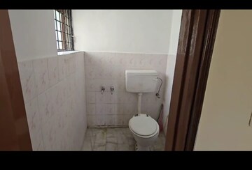 Bathroom in 1 RK Independent House at JakhaN-Rajpur Road – for Rent